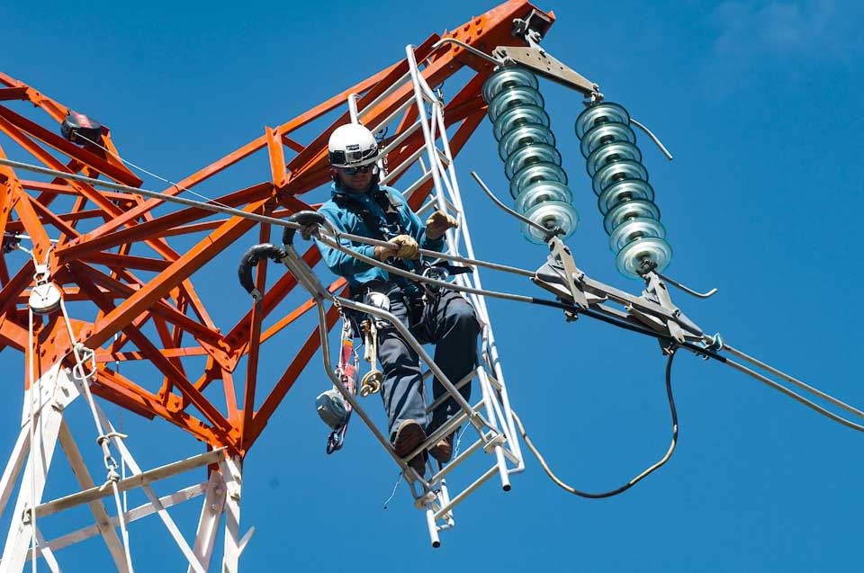 Réparation sur une ligne électrique haute-tension essentielle à  l'alimentation dans le Gard