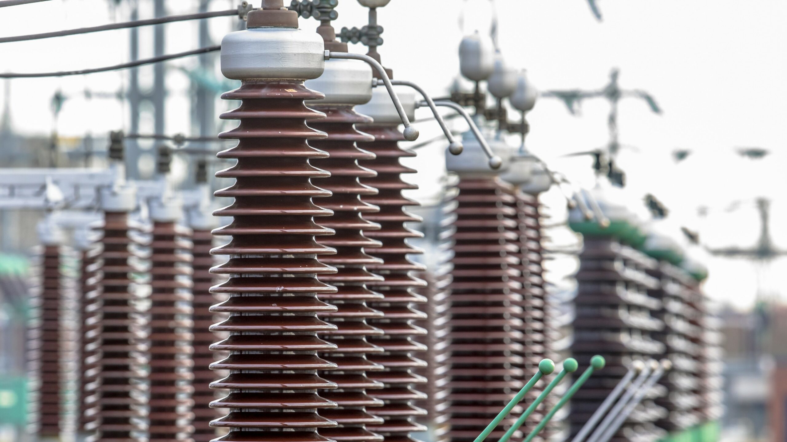 Gros plan sur des éléments électrique dans un poste