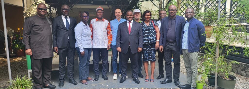 L'équipe projet de la CIE et de RTE international prend la pause pour une photo de groupe.
