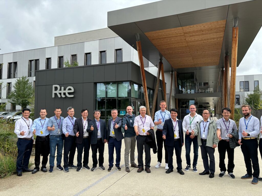 Une délégation vietnamienne prend la pose avec les experts de RTE et RTE international devant les locaux du Campus Transfo de Jonage