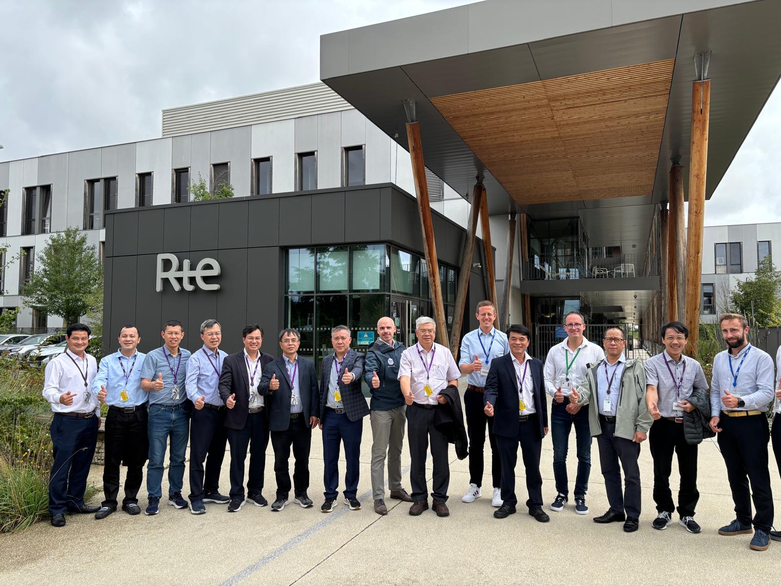 Une délégation vietnamienne prend la pose avec les experts de RTE et RTE international devant les locaux du Campus Transfo de Jonage