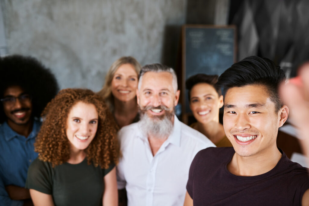 groupe de personnes avec diverses nationalités
