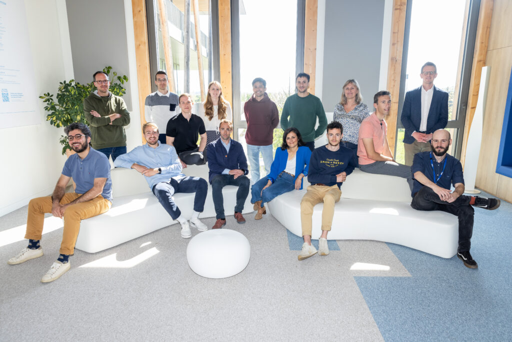L'équipe RTE international de Lyon pose sur des banquettes blanches dans les locaux de Jonage